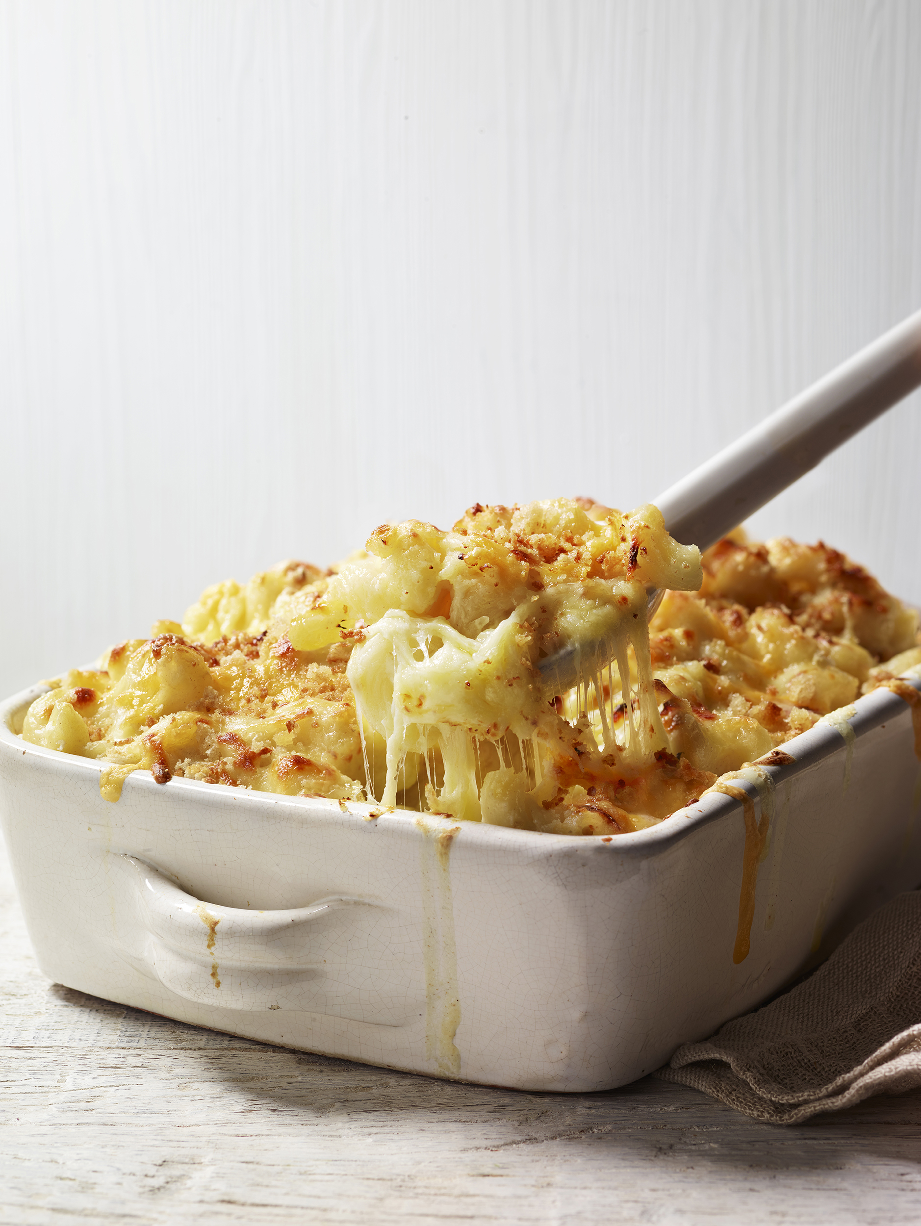 Chelsea Bloxsome | Food Photographer London Mac cheese pull 1